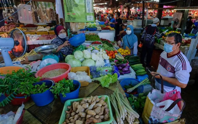 Shopping at a wet market (Image by Bernama)
