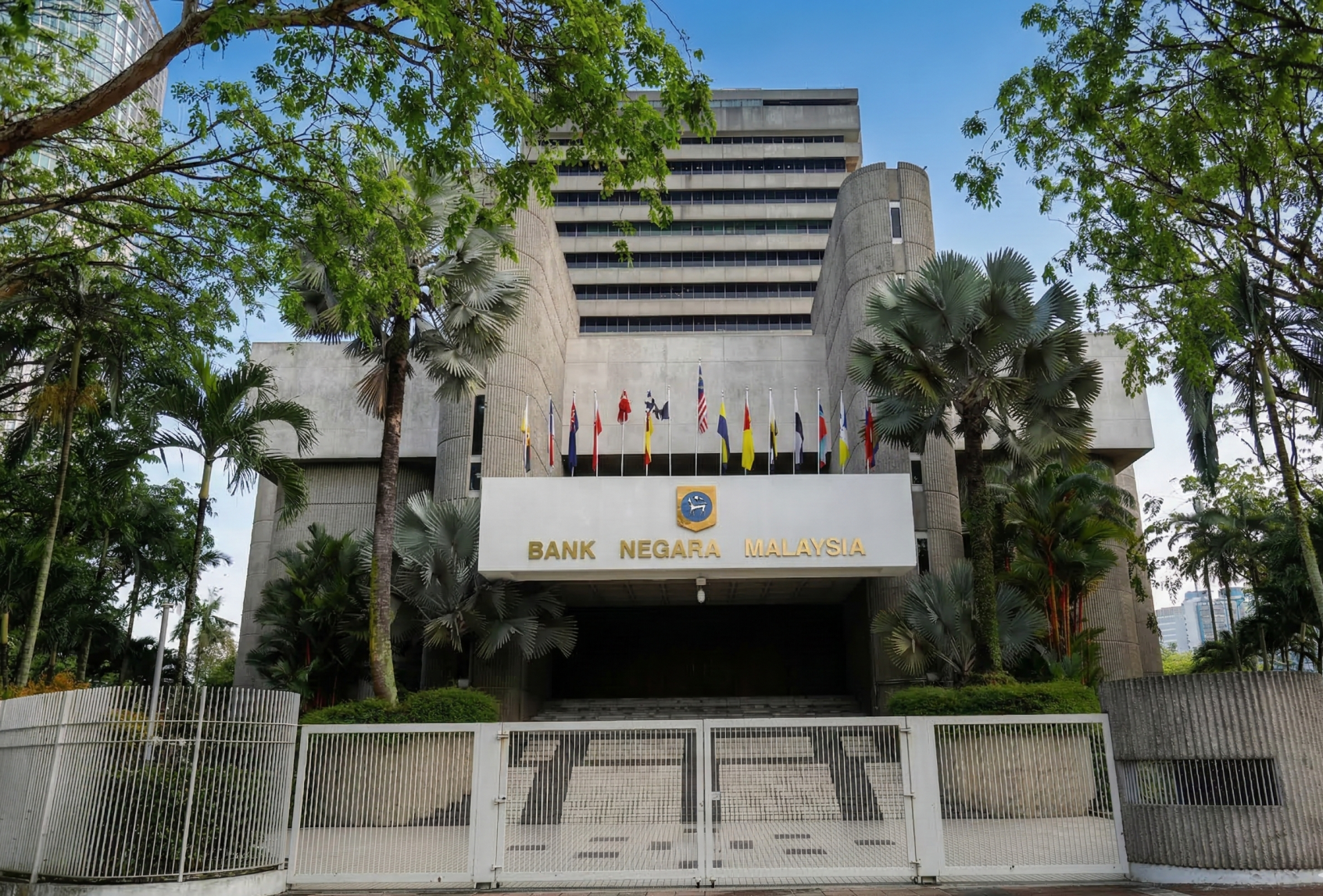 Ilustrasi pengguna membuat aduan kepada Bank Negara Malaysia selepas isu dengan bank atau syarikat insurans tidak diselesaikan.